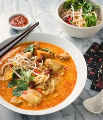  Curry Laksa! A Symphony of Creamy Coconut Broth and Fiery Spices Awaits Your Taste Buds