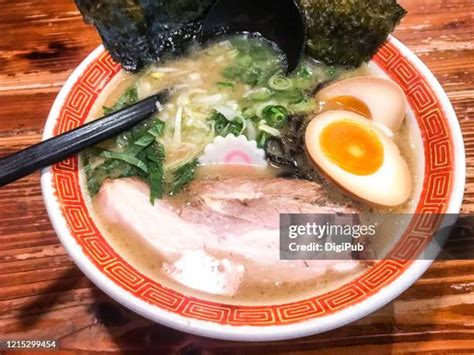  Hakata Ramen: Kermaisen ja Umami-Räikeän Japanilaisen Slurpin Maailman Ihme!