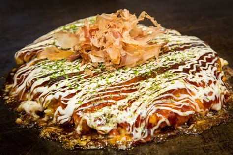  Hiroshimajapanin Okonomiyaki: Herkullinen sekoitus umamia ja räjähtäviä tekstuuereita!