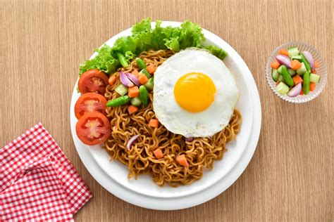  Mie Goreng: Tuokioita Kuumista Chililä ja Silkkiseltä Mausteiseltumiselta!