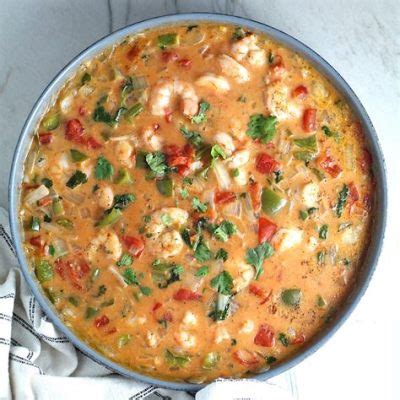  Moqueca de Camarão - Uma Symphony of Fragrant Spices and Creamy Coconut Milk!