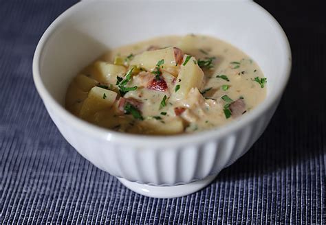  New England Clam Chowder: Kuumaa Kermaa ja Suolaista Merta Yhdessä Tyylikkäässä Muodossa!