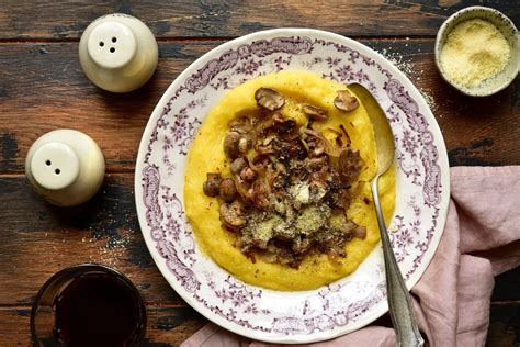   Polenta con Funghi: Mausteinen ja Kermainen Italialainen Herkku Veronaista!