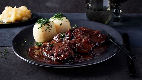  Rheinischer Sauerbraten: Miedostiivistettynä mausteisena täytepullana tai pehmeänä ja juhlavan aromikkaana naudanlihan herkkuna?