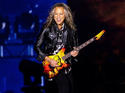 What Guitar Does Kirk Hammett Use: A Symphony of Strings and Shadows